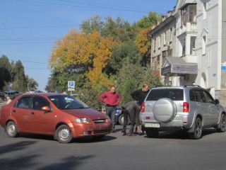 ДТП возле памятника Труженику Луганщины не разминулись Тойота и Шевроле