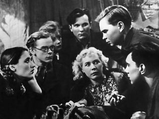 Луганские волонтеры напомнили молодежи о подвигах молодогвардейцев