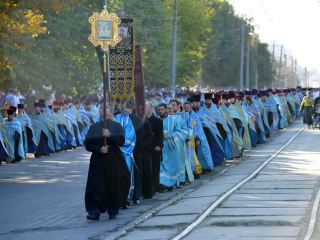 В Луганск прибыла Плащаница Пресвятой Богородицы фото
