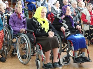 Владимир Медяник поздравил луганских ветеранов войны и труда