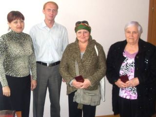 В Луганске восемь многодетных матерей получили звание Матьгероиня