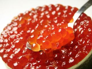 Парочка из Брянки украла в луганском гипермаркете красную икру кофе и сыр