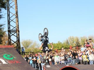 В Свердловске открыли первый в области скейтвелопарк