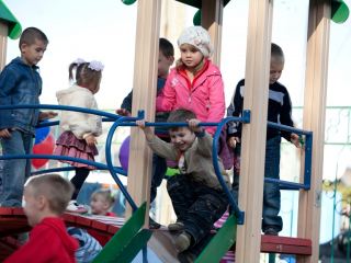 В Новосветловке при содействии Владимира Медяника оборудовали площадку в яслисаде Аленушка