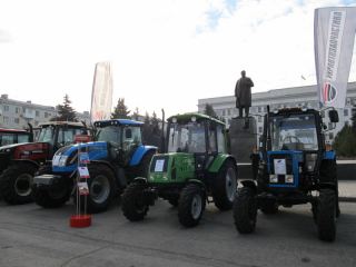 В Луганске на Театральной площади презентовали выставку сельхозтехники (фото)
