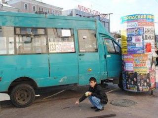 В Луганске маршрутка чуть не въехала в остановку