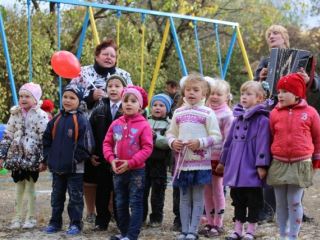 В селе Пархоменко при содействии Владимира Медяника открылась первая детская площадка