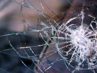 В Алчевске на офис КПУ партий напал хулиган с камнем дополнено