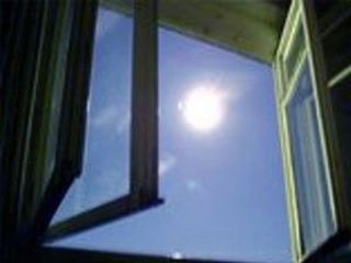 В Ровеньках из окна интерната выпал парень