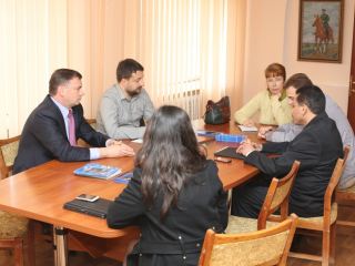 Владимир Медяник обсудил с международными наблюдателями CANADEM предвыборную ситуацию на Луганщине