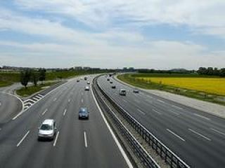 В Луганске Янукович пообещал что Украину можно будет пересечь за один световой день