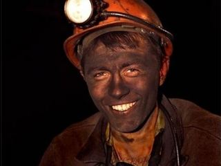 Краснолучским шахтерам подняли зарплату практически до  тысяч гривен