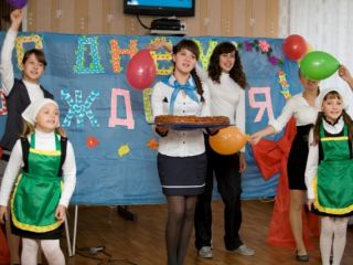 По инициативе Владимира Медяника еще одна школа Краснодонского района была компьютеризирована и обеспечена учебниками