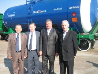 На Трансмаше презентовали новые вагоныцистерны для перевозки нефтепродуктов фото