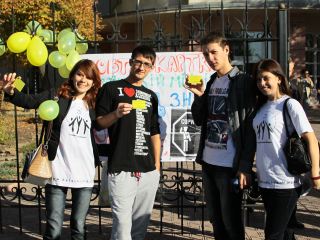 Луганские активисты показали милиции желтую карточку