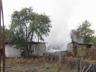 Луганские спасатели вынесли из горящего дома женщину фото