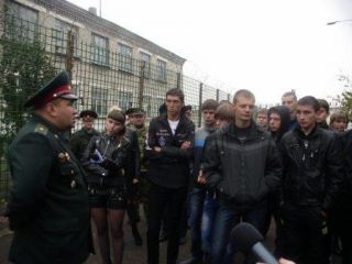 Малолетним нарушителям из Луганской области показали жизнь за колючей проволокой фото