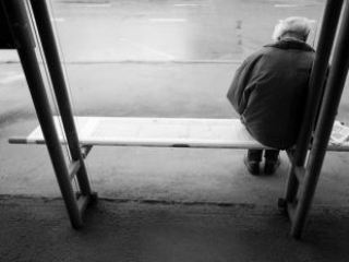 В Луганской области летнего пенсионера сначала выгнали из дома а теперь угрожают убить дополнено