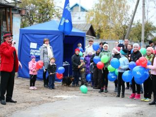 Благодаря Владимиру Медянику в селе Хрящеватое появилась детская площадка