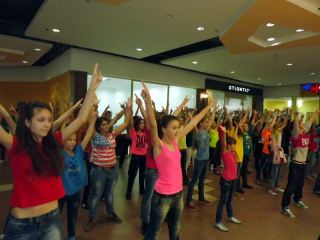 Луганск и Львов совместным танцем завлекали украинцев на выборы фото видео