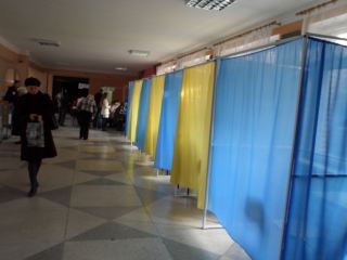 Как голосует Луганск (фото)