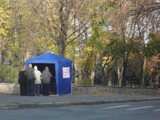Луганских пенсионеров завлекают на выборы пайками