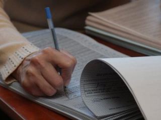 Сотрудники СБУ работают в здании одной из луганских избирательных комиссий