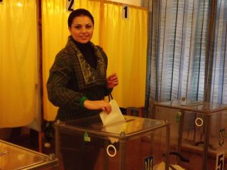 В Луганске «Женщина третьего тысячелетия» пришла голосовать вместе с семьей  