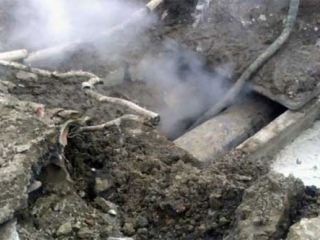 В Ровеньках прорвало теплотрассу Несколько домов остались без тепла