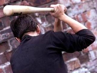 Семнадцатилетний луганчанин разгуливал по улице с битой