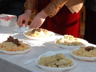 Луганчан угощали туркменским пловом фото