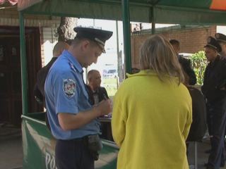 В Луганской области мужчина перерезал девушке горло розочкой за то что она не отвечала ему взаимностью фото