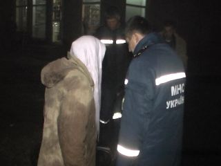 В Луганске спасли женщину которая провалилась в канализационный колодец фото