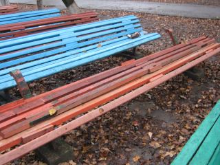 В Ровеньках вандалы разгромили лавочки фото