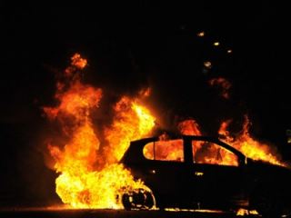 В Луганске подожгли иномарку соучредителя предвыборной газеты