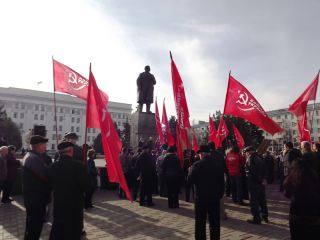 В Луганске отметили годовщину Октябрьского переворота фото