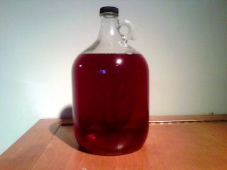 У жительницы Красного Луча украли деньги и три литра вина