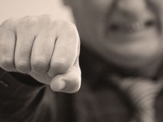 Изза  гривен двое луганчан избили женщину