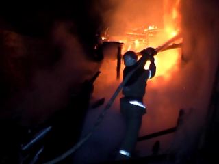 Луганчанин выбежал босиком на улицу чтобы спастись от огня фото