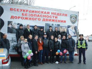 «Сбрось скорость на переходе». Луганские студенты учили водителей правилам дорожного движения (фото)