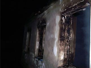 Десяток спасателей тушили частный дом в Краснодонском районе