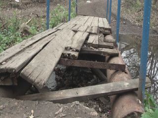 В Ровеньках в любой момент может обрушиться пешеходный мост фото