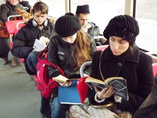 Любители книжек захватили луганский трамвай фото