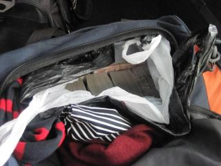 Мужчину который вез через границу  миллионов рублей задержали луганские пограничники фото