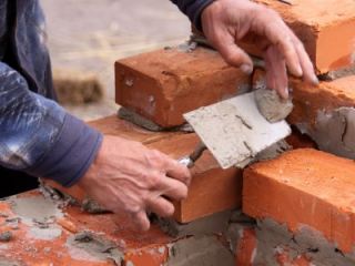 Луганчане жалуются на строительный беспредел вплотную к жилому дому возводят новостройку