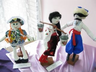 В Луганске инженерстроитель создает уникальных кукол