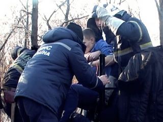 В Луганске мужчина проткнул ногу металлическим штырем Пришлось вызывать спасателей видео