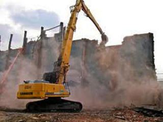 Сарайчик в центре Луганска загородил проход между домами Горсовет решил его снести