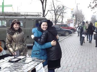 В Луганске молодежь приставала к прохожим с обнимашками фото