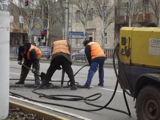 Луганские коммунальщики снова принялись за ремонт дороги на Динамо фото